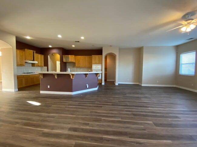 Building Photo - Beautiful well maintained 4bedrooms, 3bath...