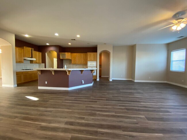 Foto del edificio - Beautiful well maintained 4bedrooms, 3bath...