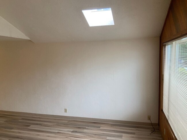 Building Photo - 2 Bedroom Duplex in Cal Young Neighborhood