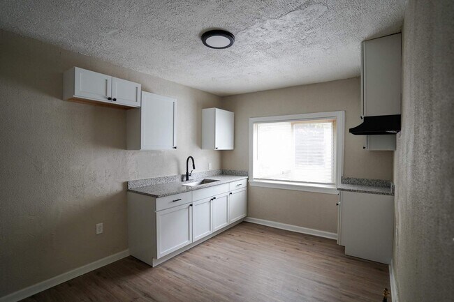 Foto del edificio - Freshly Renovated 3-Bedroom Home – Quality...