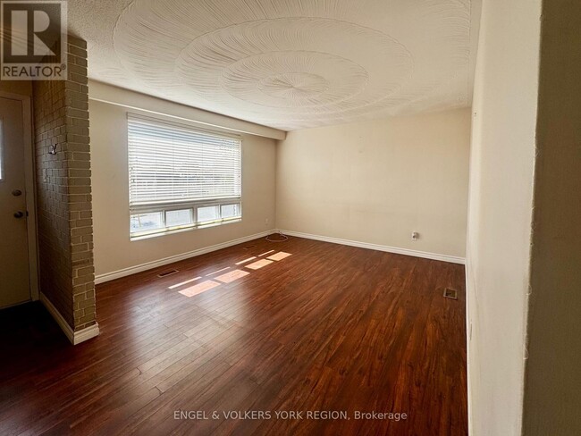 Photo du bâtiment - 135 Luxury Ave