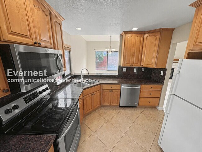 Foto del edificio - 3 Bed, 2.5 Bath with Fenced Yard & Garage / Vouchers Accepted / Available Now!