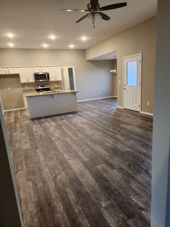 Foto del edificio - Brand New 3 Bedroom, 2 Bath, 3 Car Garage ...