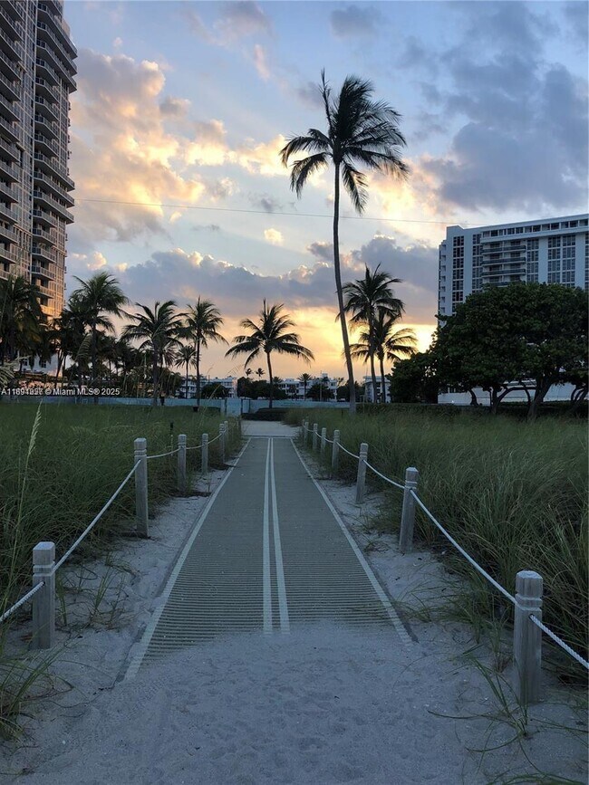 Foto del edificio - 10240 Collins Ave