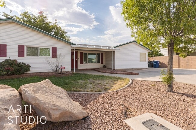 Building Photo - Spacious 4 Bedroom, 3 Bathroom Home for Rent