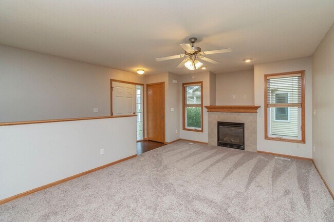 Foto del edificio - FULLY FENCED IN YARD!! 3 Bedroom, 2.5 Bathroom Home in Ankeny