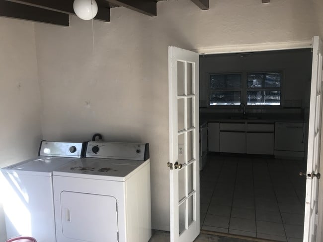 Building Photo - 604 SW 6th Ave