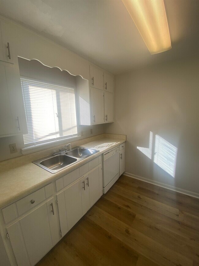 Foto del edificio - 2220 Claremont Ln