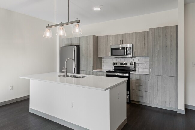 Building Photo - 2420 E Capitol Dr