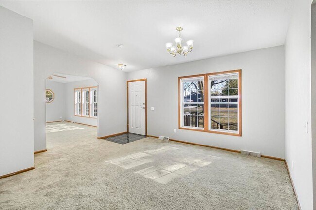 Building Photo - Nice 3bed/2bath home w/fenced in yard