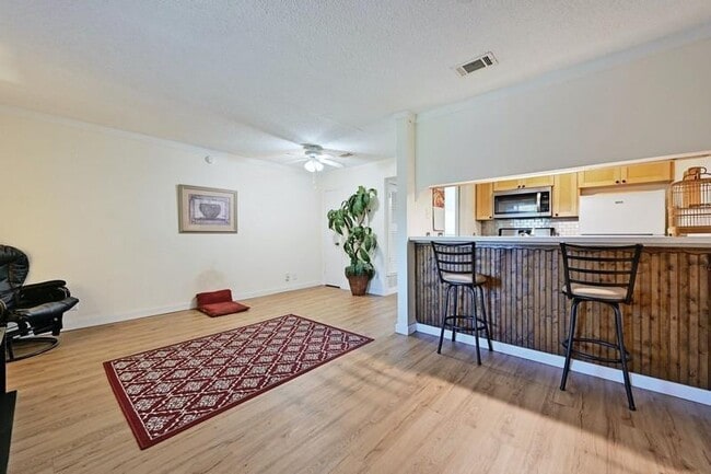 Building Photo - 711 Eberhart Ln
