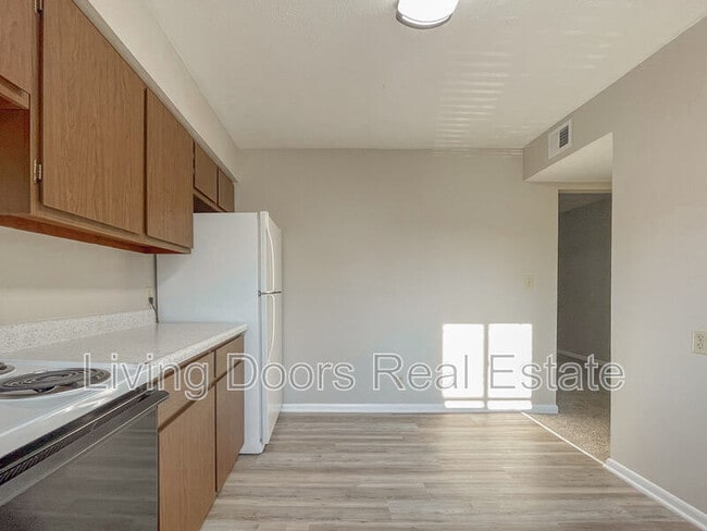 Building Photo - 4711 Gladstone St