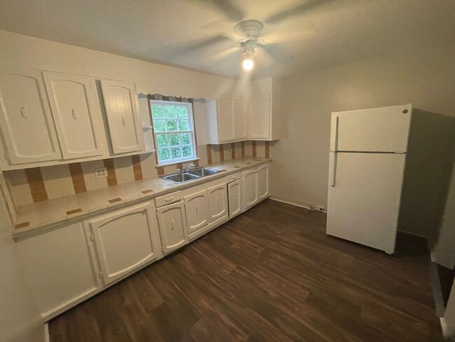 Building Photo - 3 bedroom 1 bath house available!  Freshly...