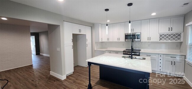 Building Photo - 2000 Tyvola Rd