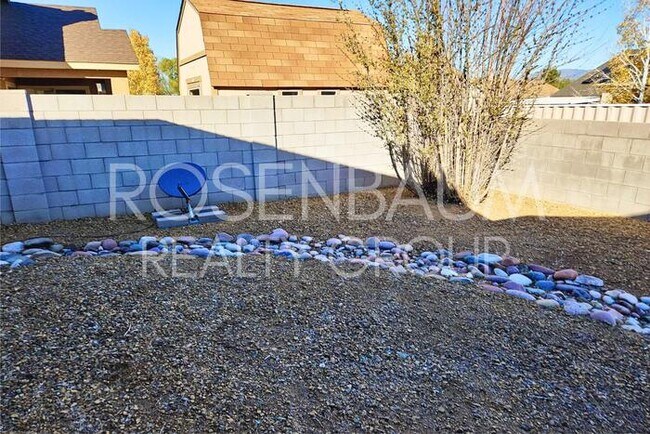 Building Photo - Beautiful 3-bedrooms, 2-baths home in the ...