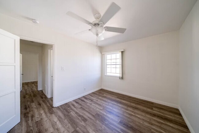Foto del edificio - 5782 Clemson St