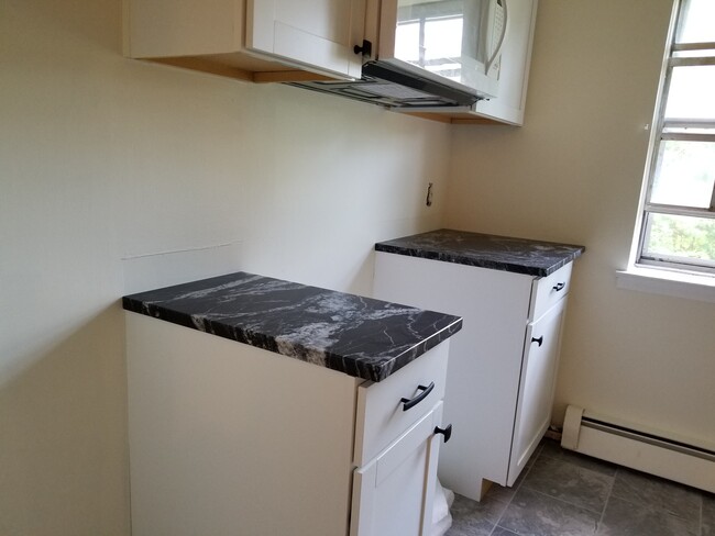 KITCHEN w New Granite Countertops - 1120 New Haven Ave