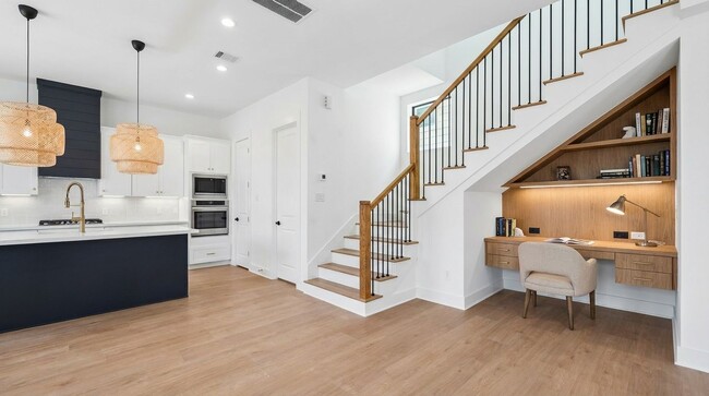 Building Photo - 1325 W 22nd St