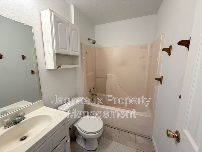 Building Photo - 201 Crystal Ln