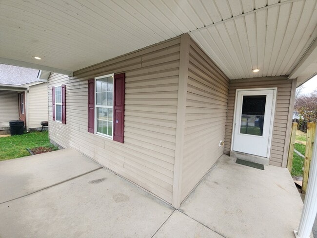 Building Photo - Spacious 3 bedroom 2 full bathroom with fr...