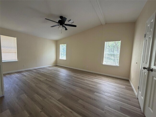 Foto del edificio - 236 Live Oak Dr