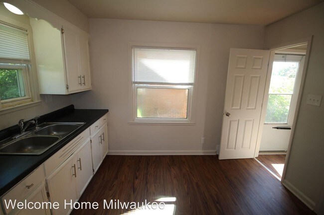 Building Photo - 3 br, 1 bath House - 5828 W Melvina Street