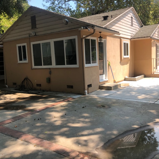 Building Photo - 2721 E Chevy Chase Dr