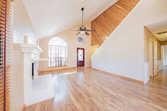 Building Photo - Charming 3-Bed Home by downtown Grapvine