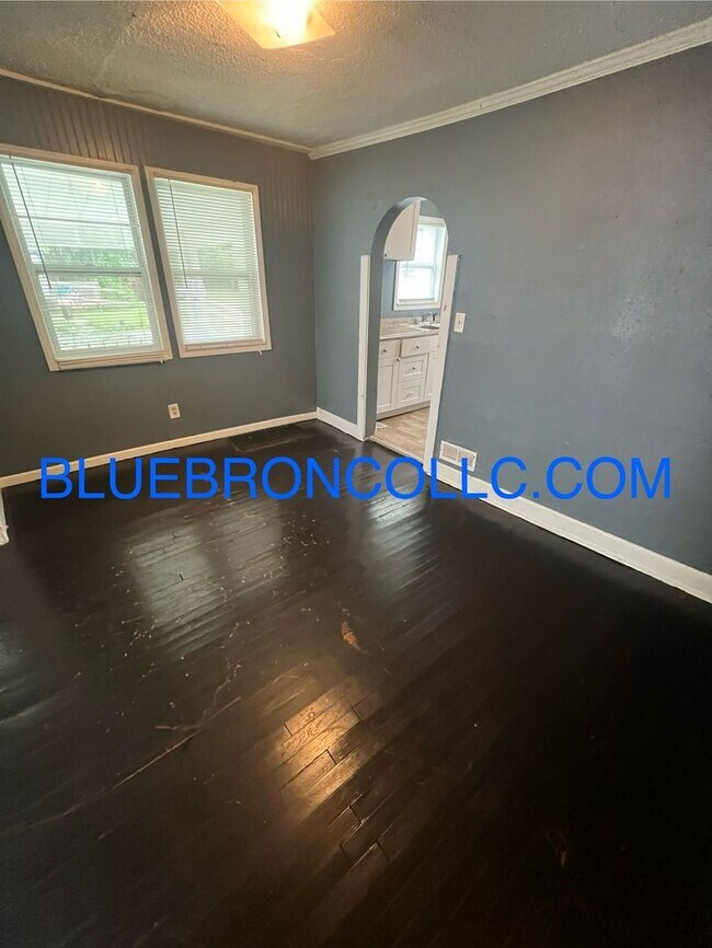 Building Photo - NEWly renovated Cute 2 bedroom 1 bathroom ...