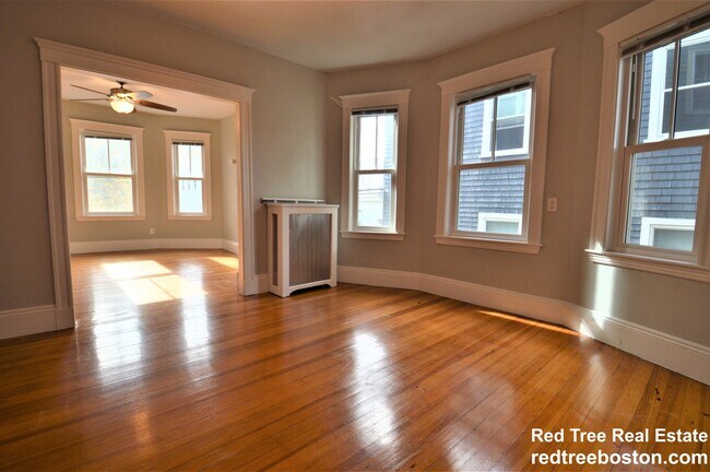 Foto del edificio - 82 Montebello Rd