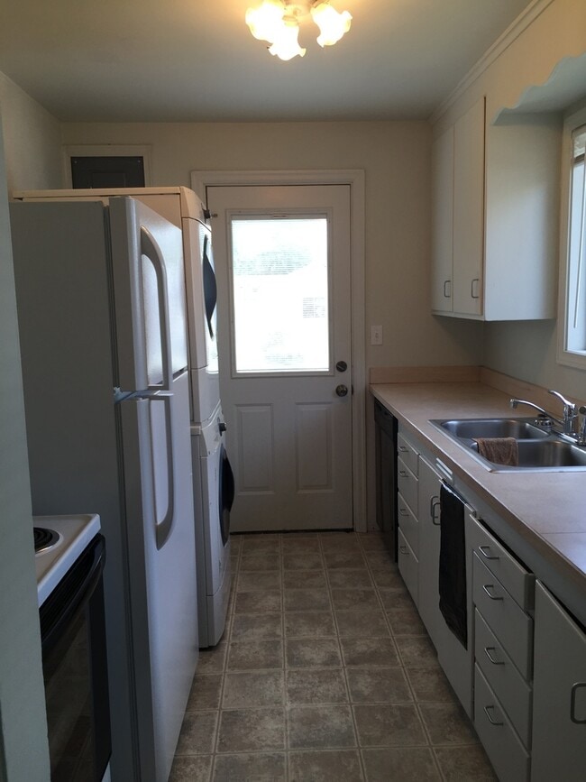 Building Photo - Tidy 2 bedroom 1 bath home with all applia...