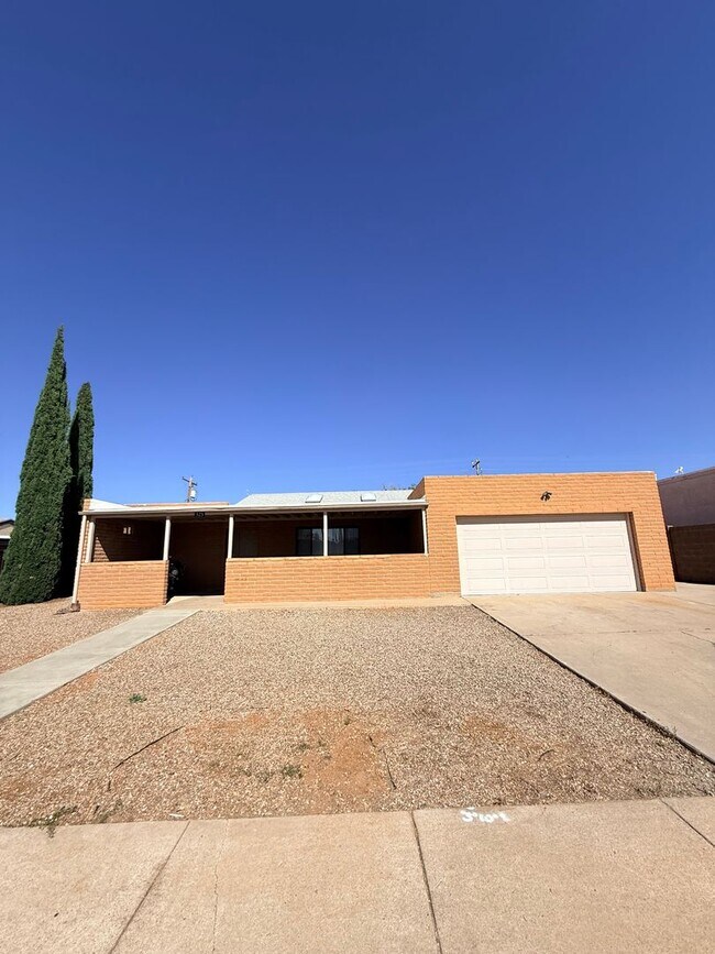 Building Photo - 525 Duchess Dr