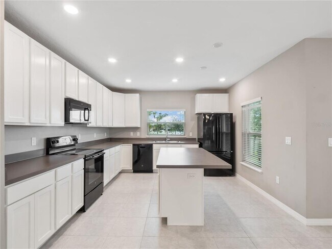 Building Photo - 304 Primrose Dr