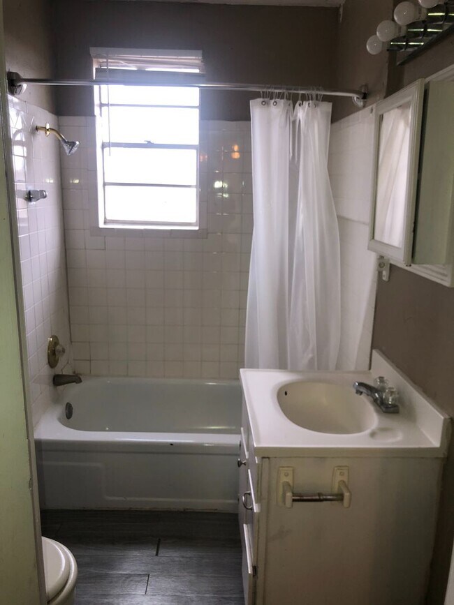 Foto del edificio - 200 off move in by May 15th!   ALL BILLS PAID! 2 bedrooms with 2 bath rooms that is a upstairs un...