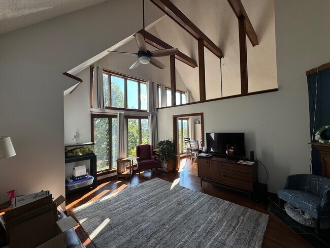 Building Photo - 359 Flower Dr