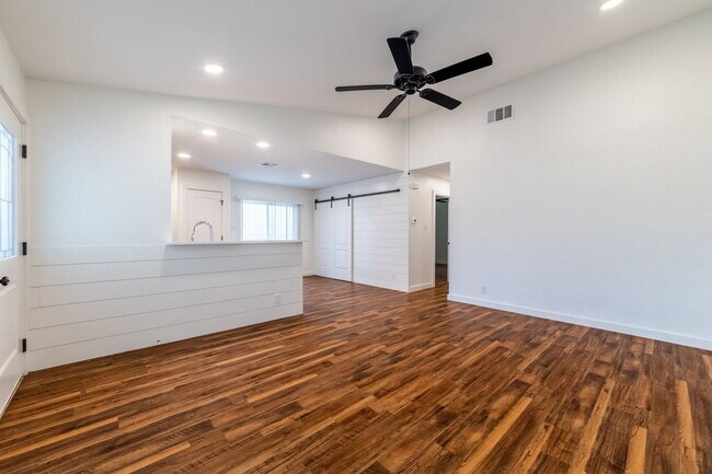 Foto del edificio - 1205 Dobie Dr