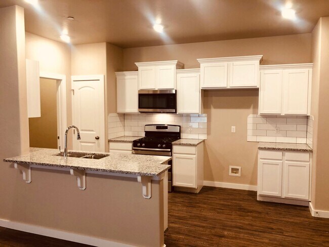 Building Photo - 3 bed 2 bath with 2 car garage duplex for ...