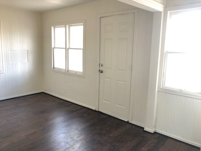 Building Photo - Affordable, Cute and Quaint One Bedroom Home!