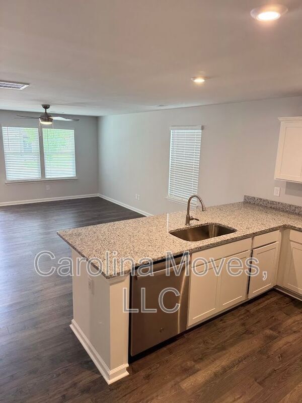 Foto del edificio - 527 Winding Meadow Ln