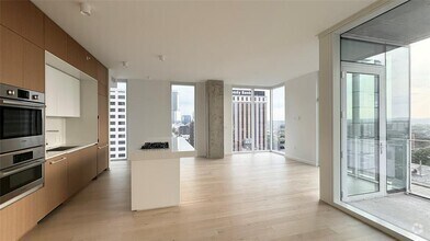 Building Photo - 313 W 17th St