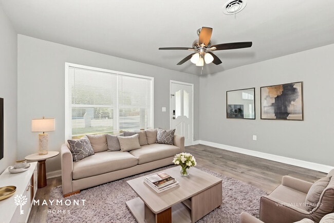Building Photo - Inviting 3-Bedroom Cleburne Home with Fenced Yard