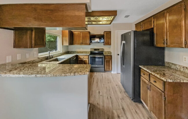 Building Photo - 106 Deerglen Ave