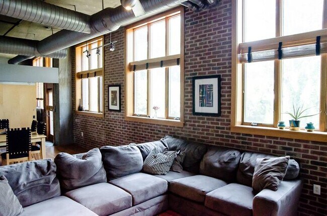 Building Photo - 640 Glen Iris Dr NE
