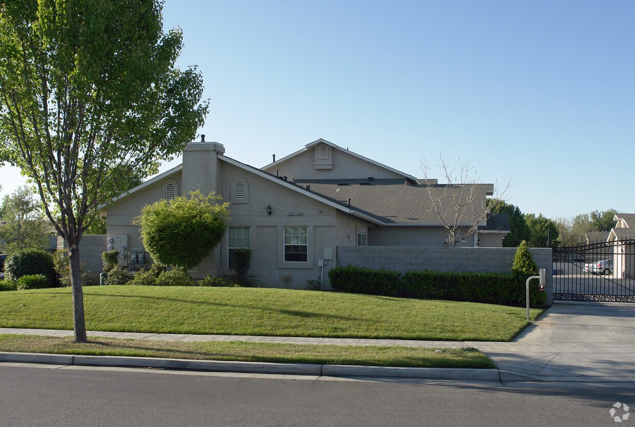 Building Photo - 1203 W Spruce Ave
