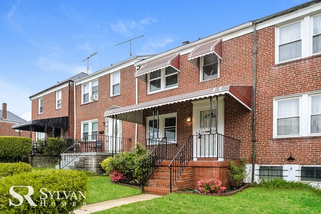 Building Photo - Lovely 3BR 1.5BA brick townhome