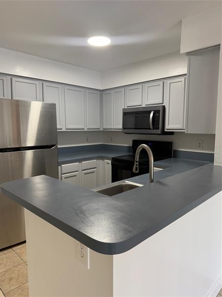 Foto del edificio - 7630 Westwood Dr