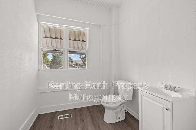 Building Photo - 1520 34th Ave N