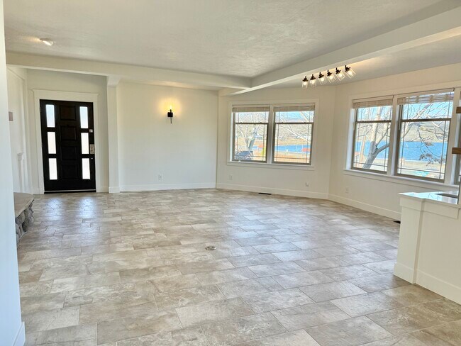 Sala de estar, entrada principal, vista al lago. - 24 Ash St N