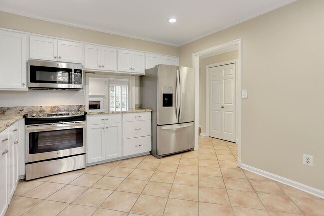 Foto del edificio - 2 Bed 2 Bath - Bethesda Condo - Large Outd...