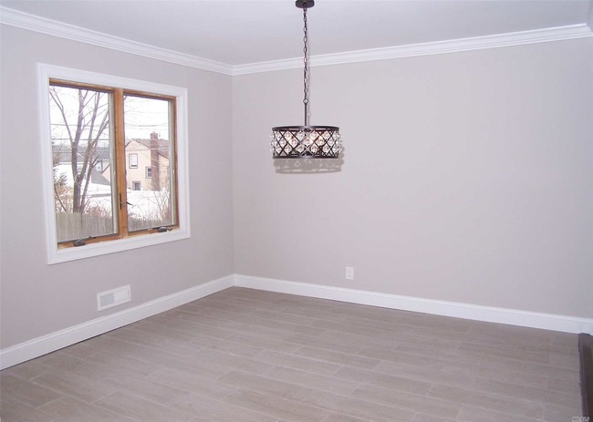 Building Photo - 15 Martin St